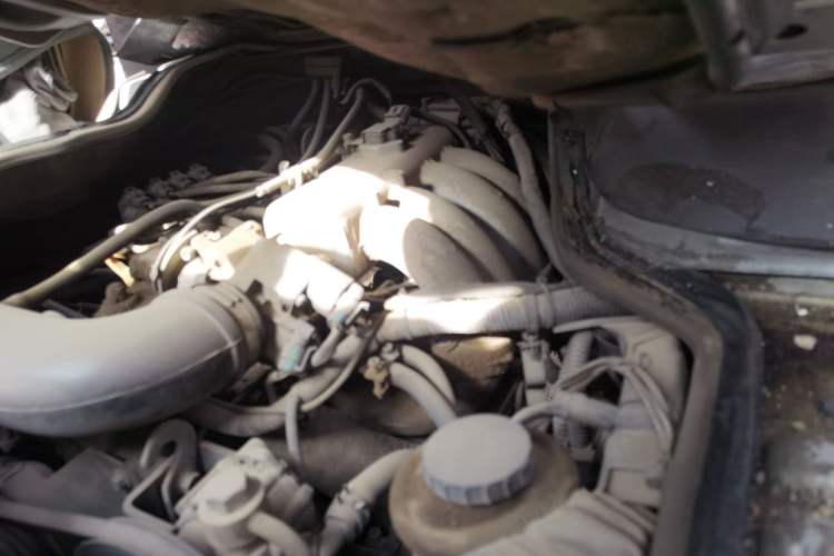 Used Golden Dragon Hiace 2010 2.0L Standard-Wheelbase Premium Version V19 Engine Bay Left