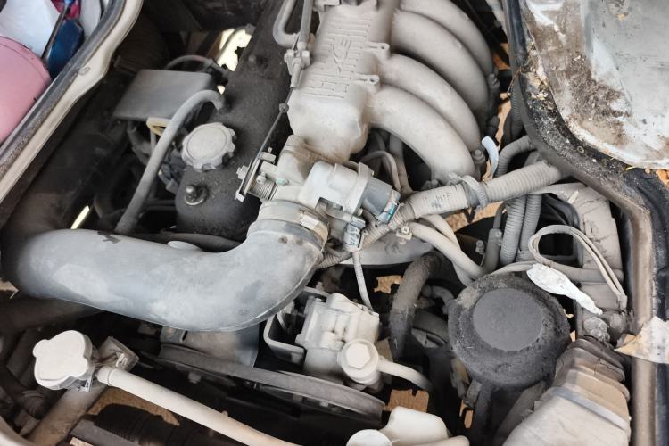Used Golden Dragon Hiace 2010 2.0L Long-Wheelbase Gasoline Premium Version V20 Engine Bay