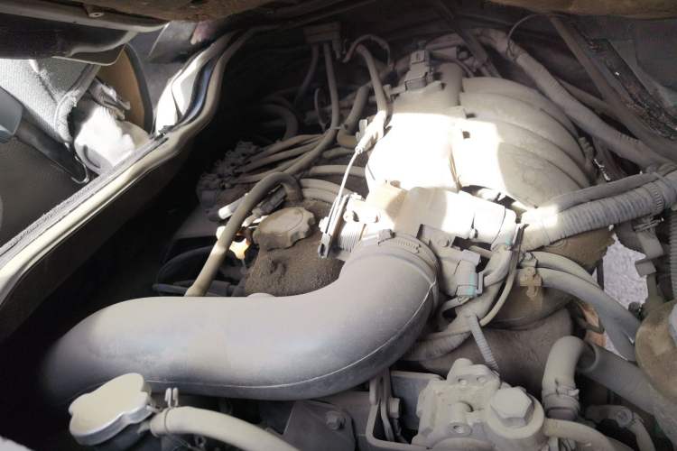 Used Golden Dragon Hiace 2010 2.0L Standard-Wheelbase Premium Version V19 Engine Bay Right