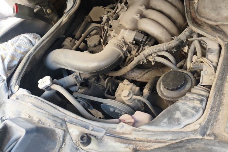Used Golden Dragon Hiace 2010 2.2L Standard-Wheelbase Advanced Version 491Q-M Engine Bay