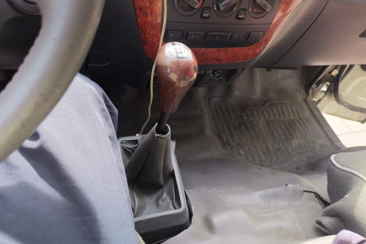 Used Golden Dragon Hiace 2010 2.0L Standard-Wheelbase Premium Version V19 Gear Lever