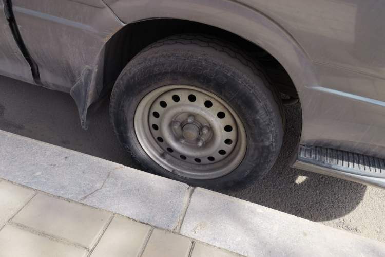 Used Golden Dragon Hiace 2010 2.0L Standard-Wheelbase Premium Version V19 Right Front Wheel Hub