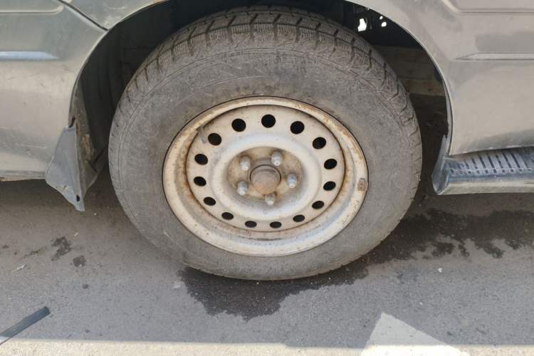 Used Golden Dragon Hiace 2010 2.2L Standard-Wheelbase Advanced Version 491Q-M Right Front Wheel Hub