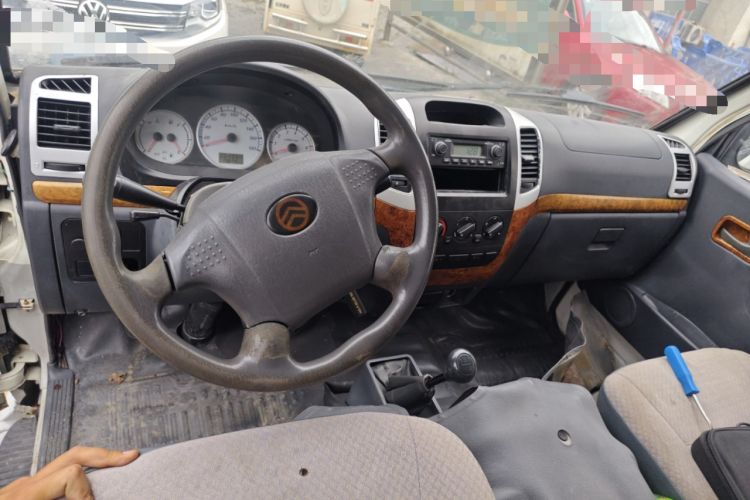 Used Golden Dragon Hiace 2010 2.0L Standard-Wheelbase Premium Version V19 Center Console