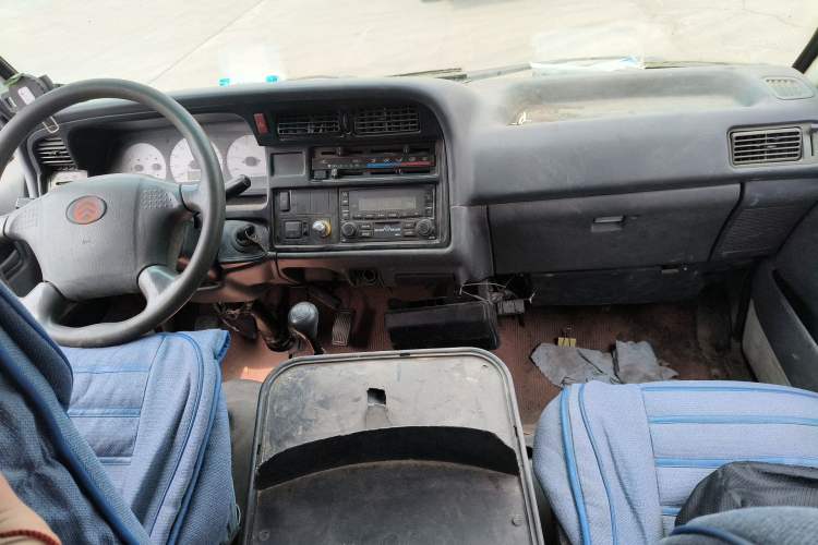 Used Golden Dragon Hiace 2010 2.2L Standard-Wheelbase Advanced Version 491Q-M Center Console