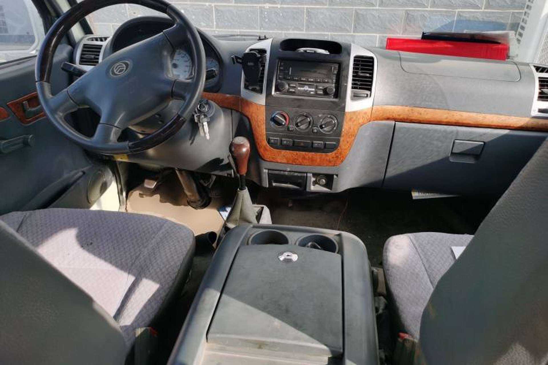 Used Golden Dragon Hiace 2010 2.0L Standard-Wheelbase Premium Version V19 Center Console