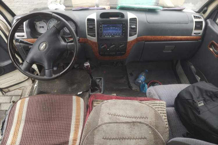 Used Golden Dragon Hiace 2010 2.2L Standard-Wheelbase Advanced Version 491Q-M Center Console