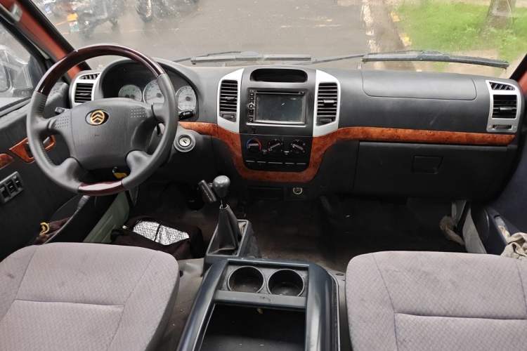Used Golden Dragon Hiace 2010 2.0L Long-Wheelbase Gasoline Premium Version V20 Center Console