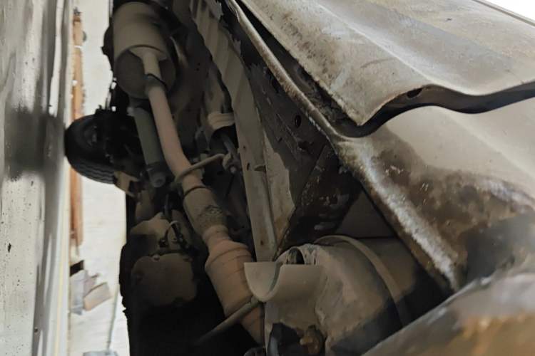 Used Golden Dragon Hiace 2010 2.8T Standard-Height Advanced Version GW2.8TC-2 Chassis Front Right