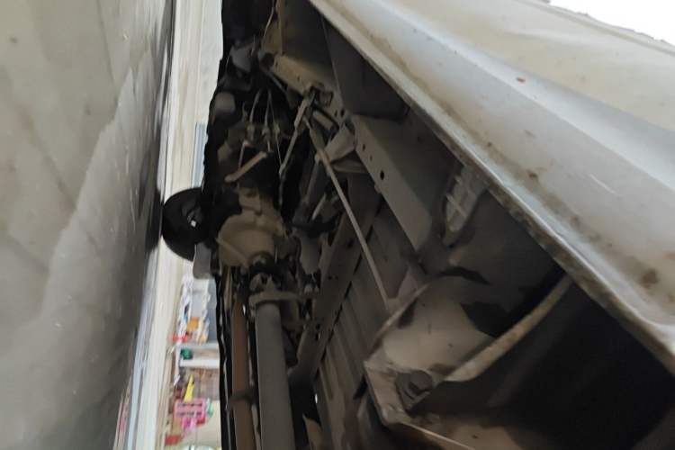 Used Golden Dragon Hiace 2010 2.8T Standard-Height Advanced Version GW2.8TC-2 Chassis Rear Left