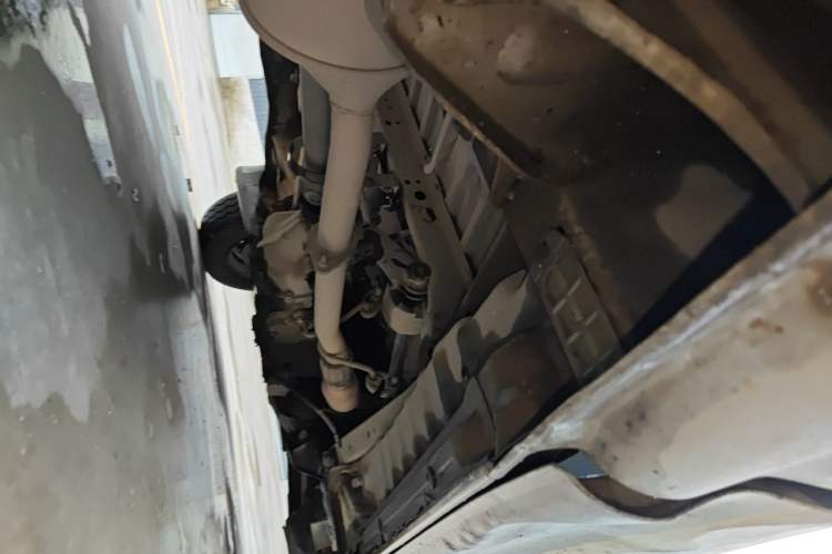 Used Golden Dragon Hiace 2010 2.8T Standard-Height Advanced Version GW2.8TC-2 Chassis Rear Right