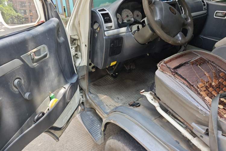 Used Golden Dragon Hiace 2010 2.0L Standard-Wheelbase Premium Version V19 Driver Seat