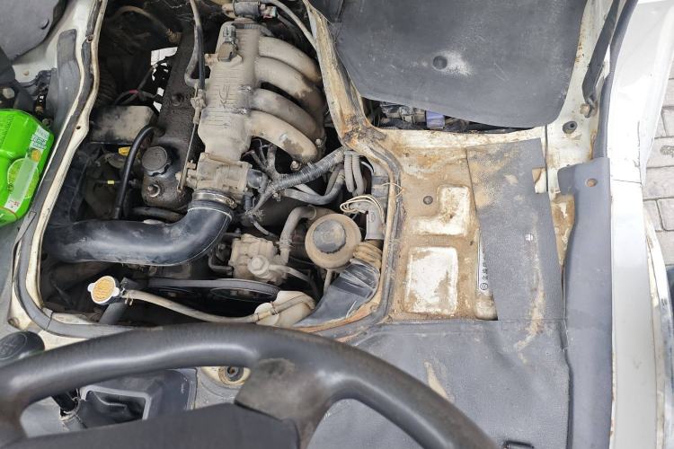 Used Golden Dragon Hiace 2010 2.0L Standard-Wheelbase Premium Version V19 Engine Bay