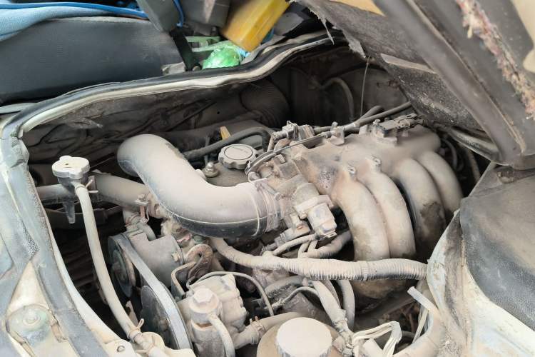 Used Golden Dragon Hiace 2010 2.2L Standard-Wheelbase Advanced Version 491Q-M Engine Bay
