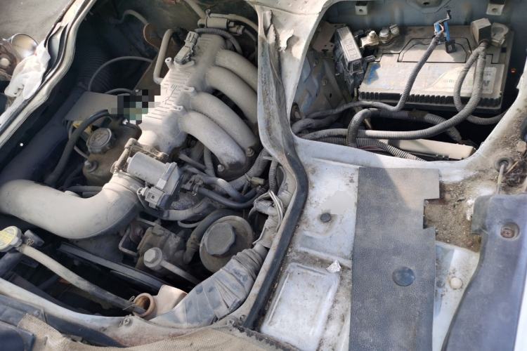 Used Golden Dragon Hiace 2010 2.0L Standard-Wheelbase Premium Version V19 Engine Bay