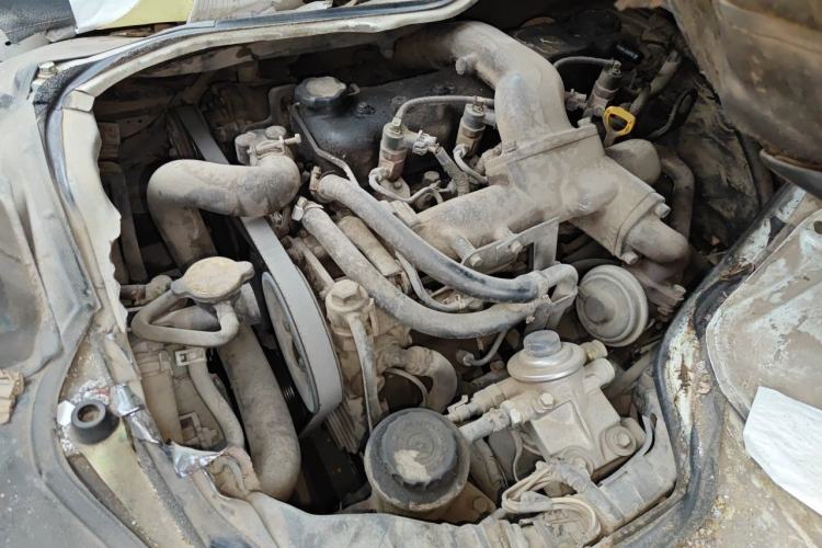 Used Golden Dragon Hiace 2010 2.8T Standard-Height Advanced Version GW2.8TC-2 Engine Bay