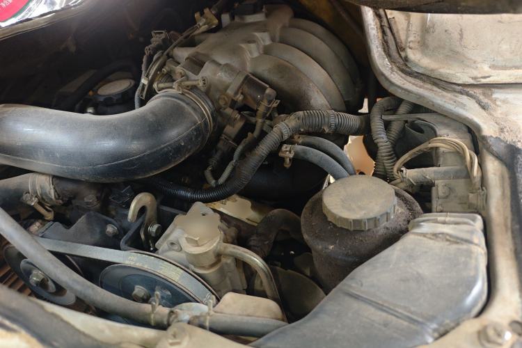 Used Golden Dragon Hiace 2010 2.2L Standard-Wheelbase Advanced Version 491Q-M Engine Bay