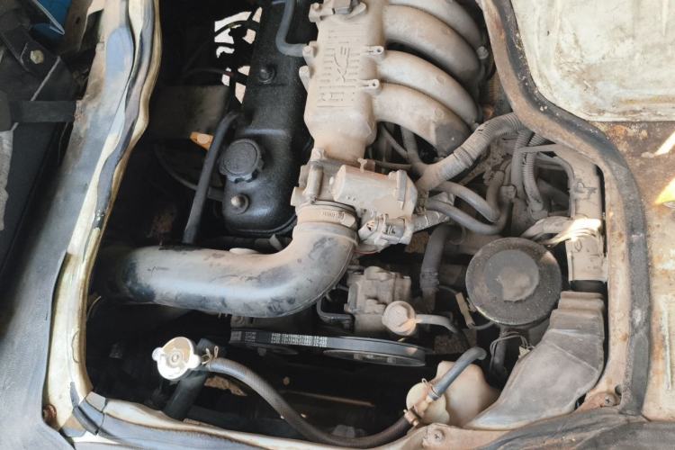 Used Golden Dragon Hiace 2010 2.0L Standard-Wheelbase Premium Version V19 Engine Bay
