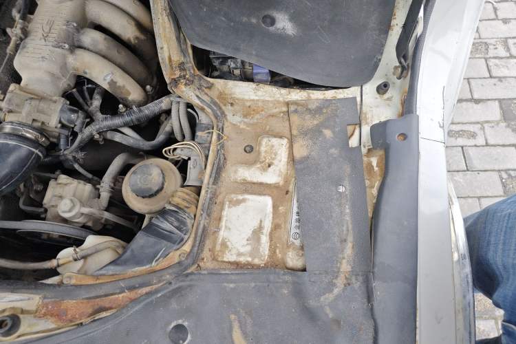 Used Golden Dragon Hiace 2010 2.0L Standard-Wheelbase Premium Version V19 Engine Bay Left