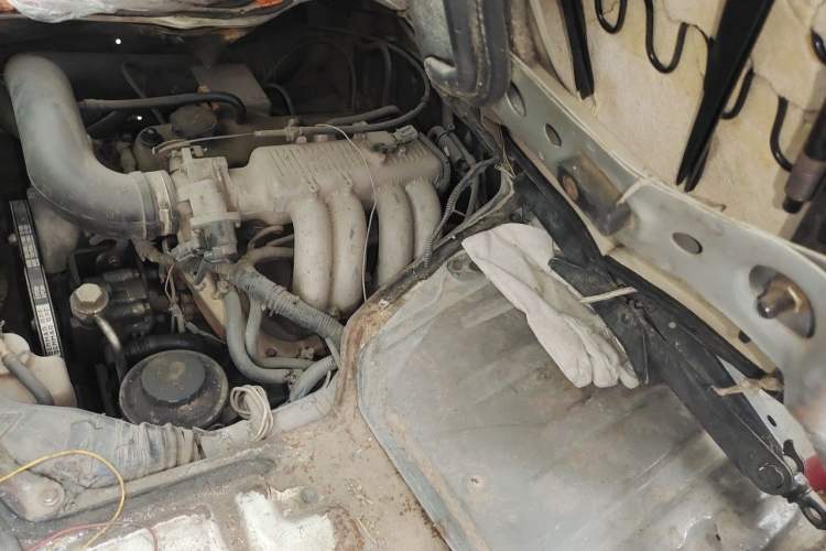 Used Golden Dragon Hiace 2010 2.0L Long-Wheelbase Gasoline Premium Version V20 Engine Bay Left