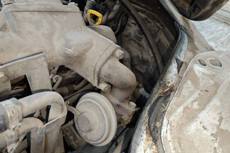 Used Golden Dragon Hiace 2010 2.8T Standard-Height Advanced Version GW2.8TC-2 Engine Bay Left