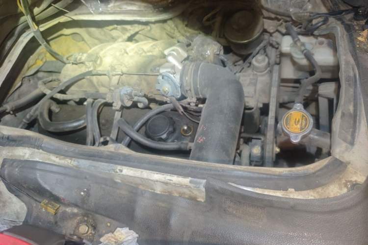 Used Golden Dragon Hiace 2010 2.2L Standard-Wheelbase Advanced Version 491Q-M Engine Bay Left