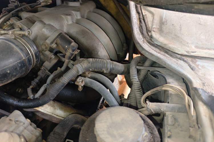 Used Golden Dragon Hiace 2010 2.2L Standard-Wheelbase Advanced Version 491Q-M Engine Bay Left