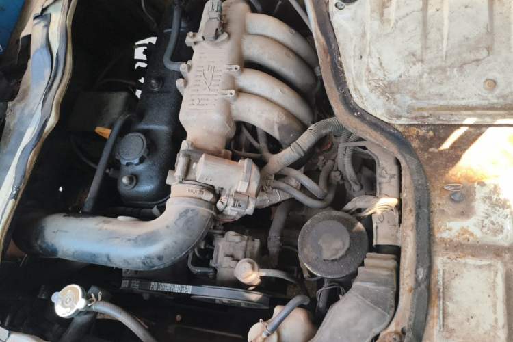 Used Golden Dragon Hiace 2010 2.0L Standard-Wheelbase Premium Version V19 Engine Bay Left
