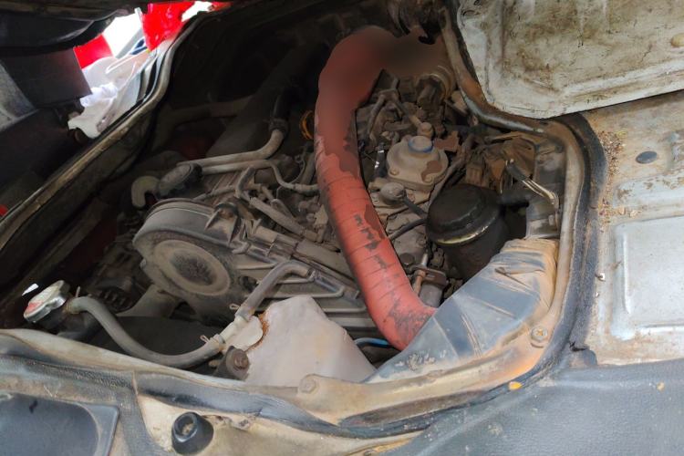 Used Golden Dragon Hiace 2010 2.0T Standard-Wheelbase Advanced Edition D20A Engine Bay
