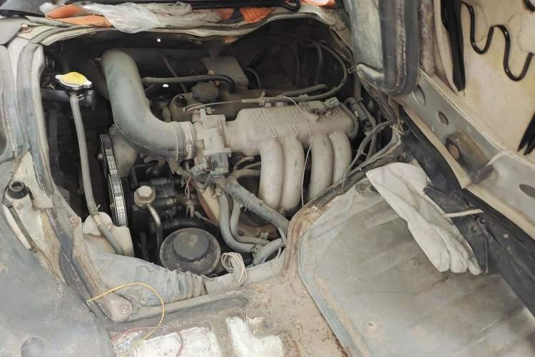 Used Golden Dragon Hiace 2010 2.0L Long-Wheelbase Gasoline Premium Version V20 Engine Bay Right
