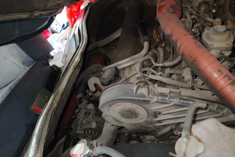 Used Golden Dragon Hiace 2010 2.0T Standard-Wheelbase Advanced Edition D20A Engine Bay Right