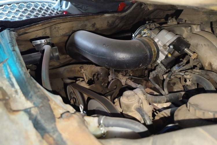 Used Golden Dragon Hiace 2010 2.2L Standard-Wheelbase Advanced Version 491Q-M Engine Bay Right