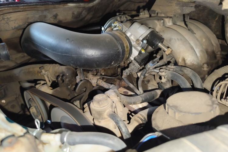 Used Golden Dragon Hiace 2010 2.2L Standard-Wheelbase Advanced Version 491Q-M Engine Bay