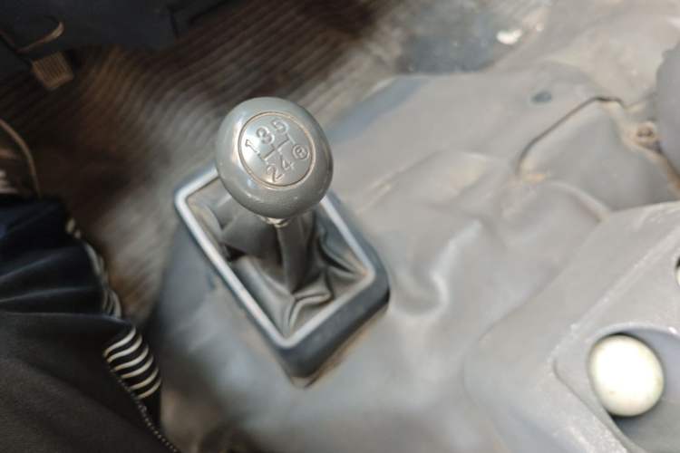 Used Golden Dragon Hiace 2010 2.0L Standard-Wheelbase Premium Version V19 Gear Lever