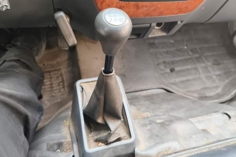 Used Golden Dragon Hiace 2010 2.0L Standard-Wheelbase Premium Version V19 Gear Lever