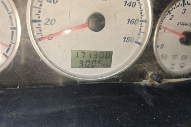 Used Golden Dragon Hiace 2010 2.0L Standard-Wheelbase Premium Version V19 Odometer Close Up