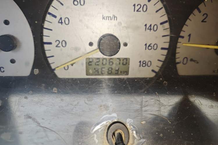 Used Golden Dragon Hiace 2010 2.8T Standard-Height Advanced Version GW2.8TC-2 Odometer Close Up