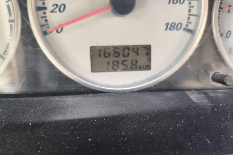 Used Golden Dragon Hiace 2010 2.0L Standard-Wheelbase Premium Version V19 Odometer Close Up