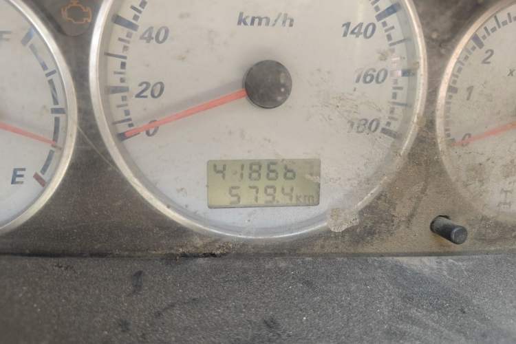 Used Golden Dragon Hiace 2010 2.0L Long-Wheelbase Gasoline Premium Version V20 Odometer Close Up