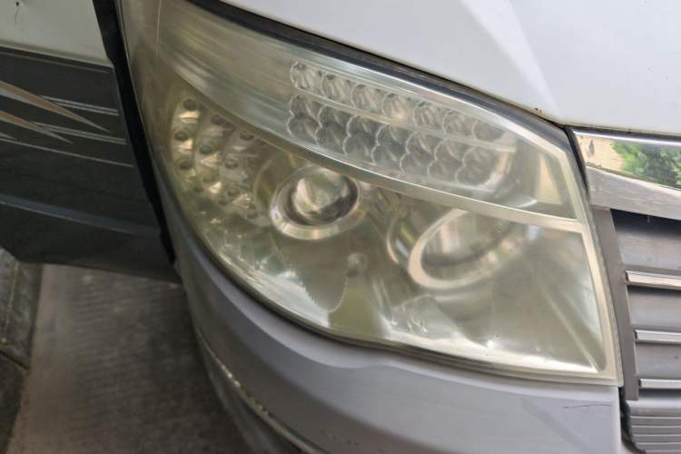 Used Golden Dragon Hiace 2010 2.0L Standard-Wheelbase Premium Version V19 Right Front Headlight