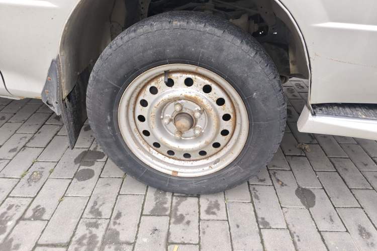 Used Golden Dragon Hiace 2010 2.0L Standard-Wheelbase Premium Version V19 Right Front Wheel Hub