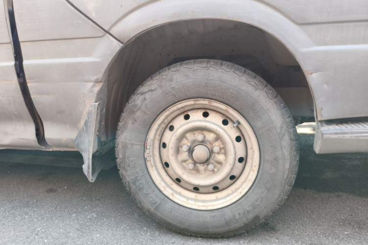 Used Golden Dragon Hiace 2010 2.0L Standard-Wheelbase Premium Version V19 Right Front Wheel Hub