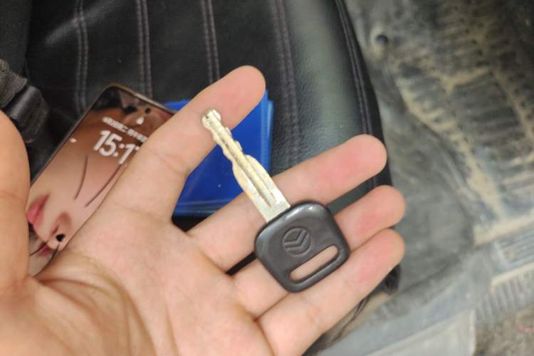 Used Golden Dragon Hiace 2010 2.0L Long-Wheelbase Gasoline Premium Version V20 Vehicle Key