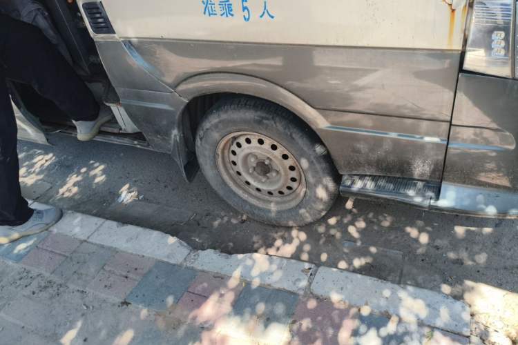 Used Golden Dragon Hiace  Right Front Wheel Hub
