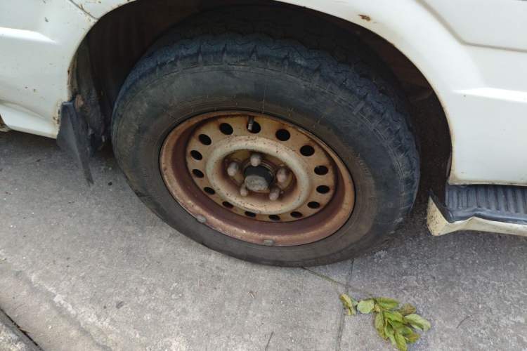 Used Golden Dragon Hiace  Right Front Wheel Hub
