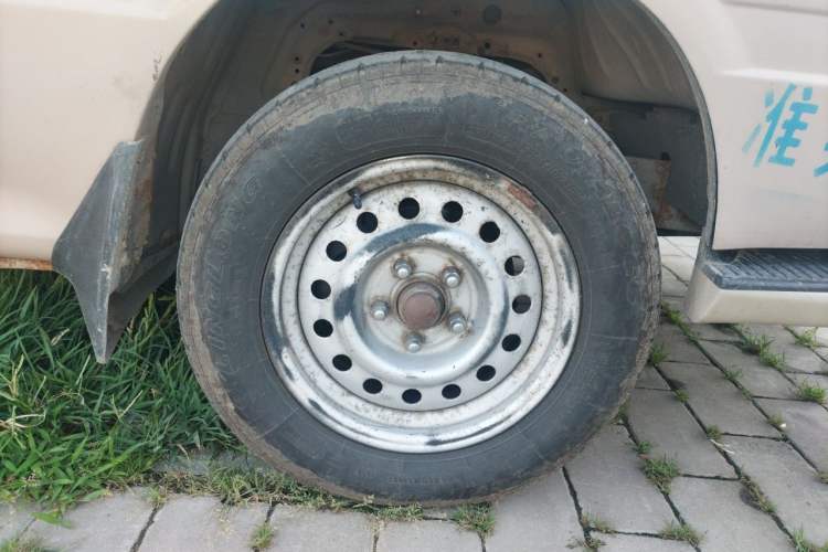 Used Golden Dragon Hiace  Right Front Wheel Hub