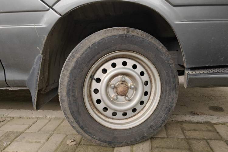 Used Golden Dragon Hiace  Right Front Wheel Hub