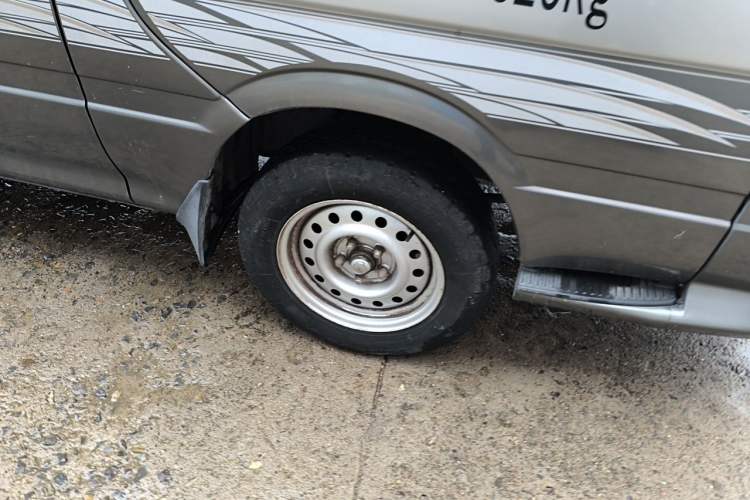 Used Golden Dragon Hiace  Right Front Wheel Hub