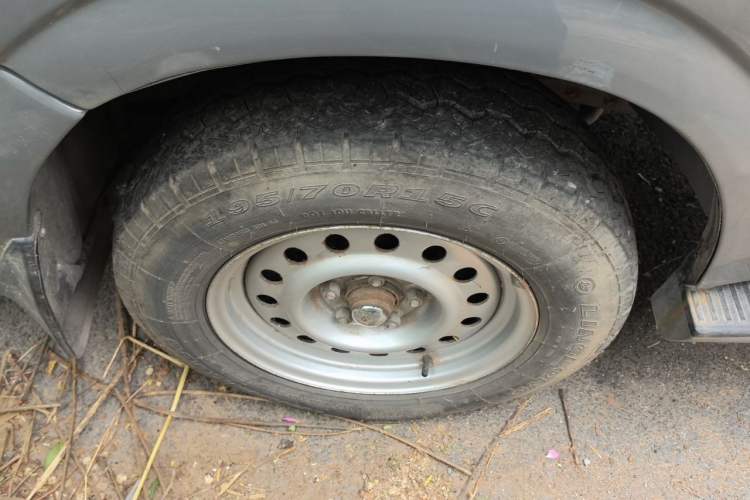 Used Golden Dragon Hiace  Right Front Wheel Hub