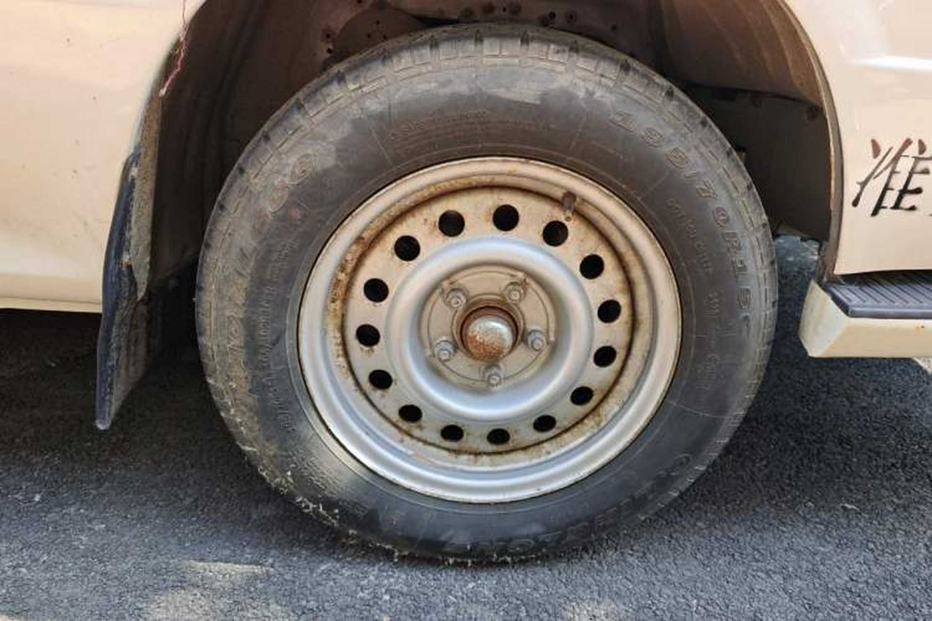 Used Golden Dragon Hiace  Right Front Wheel Hub